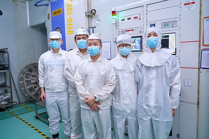 球迷体育
滤光片加工车间合影