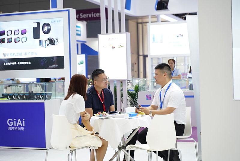 球迷体育
工作人员与现场参观者探讨产品图1