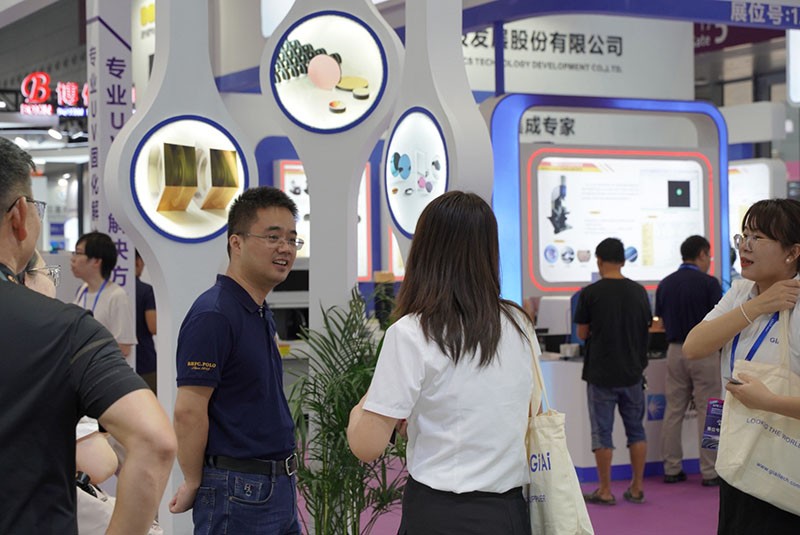 球迷体育
工作人员与现场参观者探讨产品图3