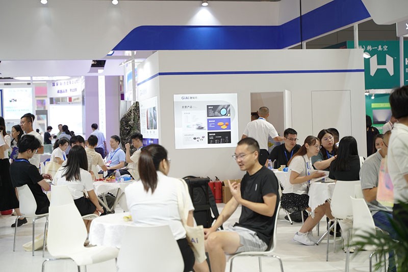 球迷体育
工作人员与现场参观者探讨产品图4