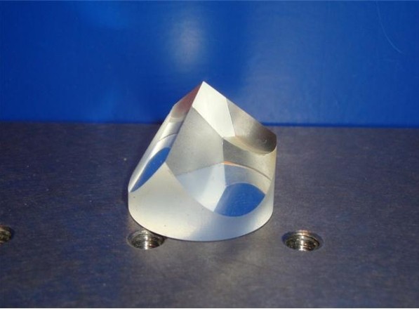 什么是角锥棱镜？它有哪些光学作用？