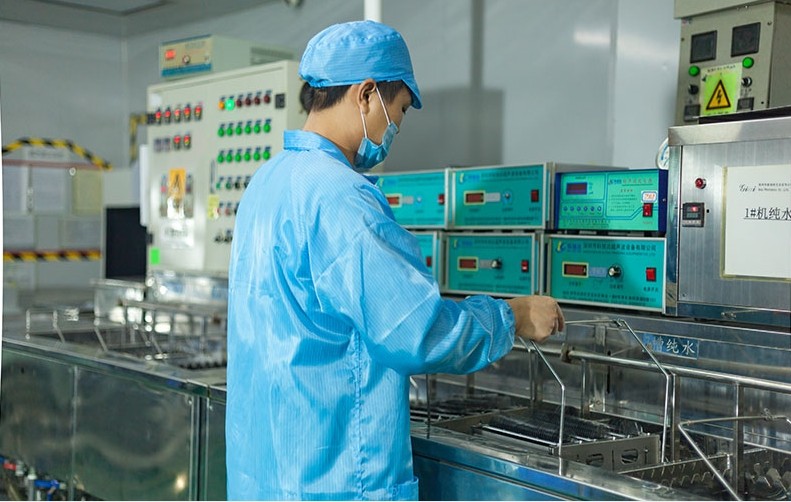 球迷体育
员工在进行超声波清洗