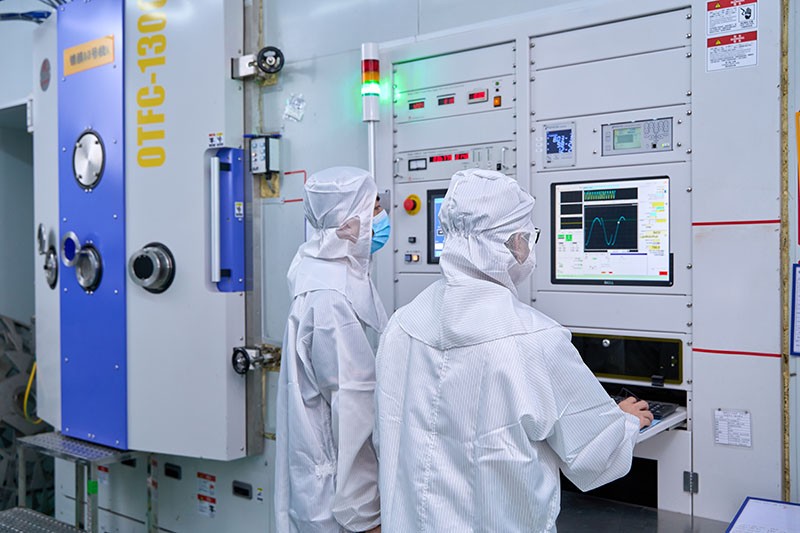 球迷体育
员工在车间进行镀膜