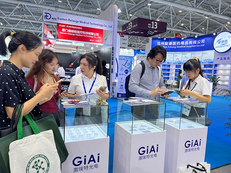 球迷体育
工作人员与客户现场交流互动1