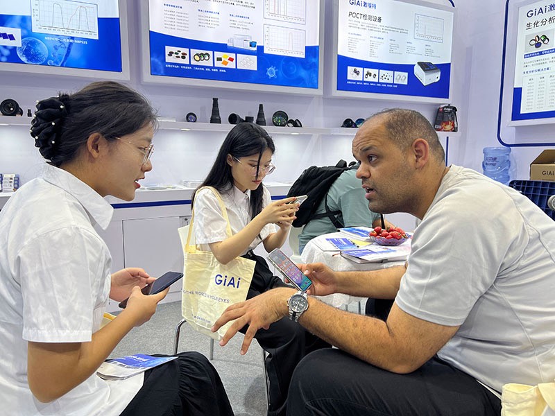 球迷体育
工作人员与客户现场交流互动2