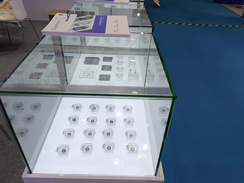 球迷体育
光学元件展品