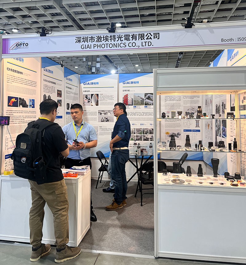 球迷体育
工作人员现场为客户答疑解惑