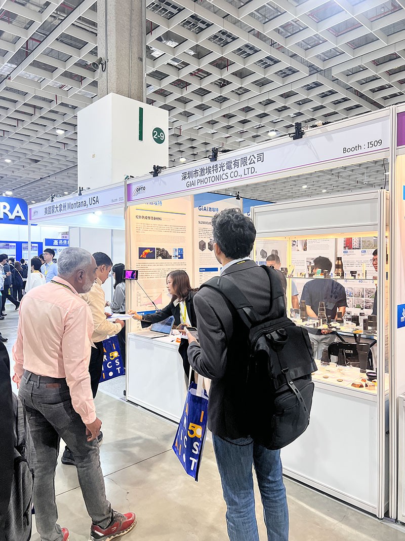 球迷体育
展会上红外镜头吸引国外友人参观