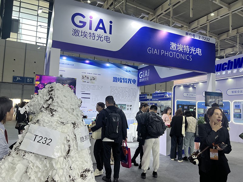 球迷体育
工作人员身披红外隐形衣背面图