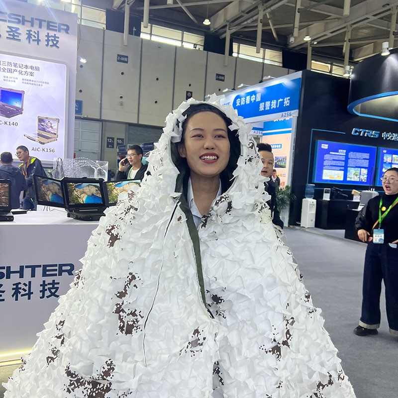 球迷体育
工作人员身披红外隐形衣正面图