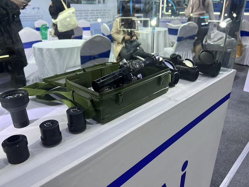 球迷体育
红外枪瞄镜头展柜区