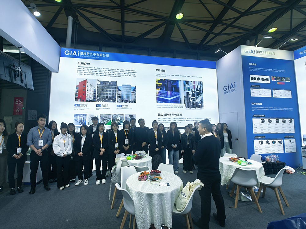 现场球迷体育
领导为员工规划工厂行程