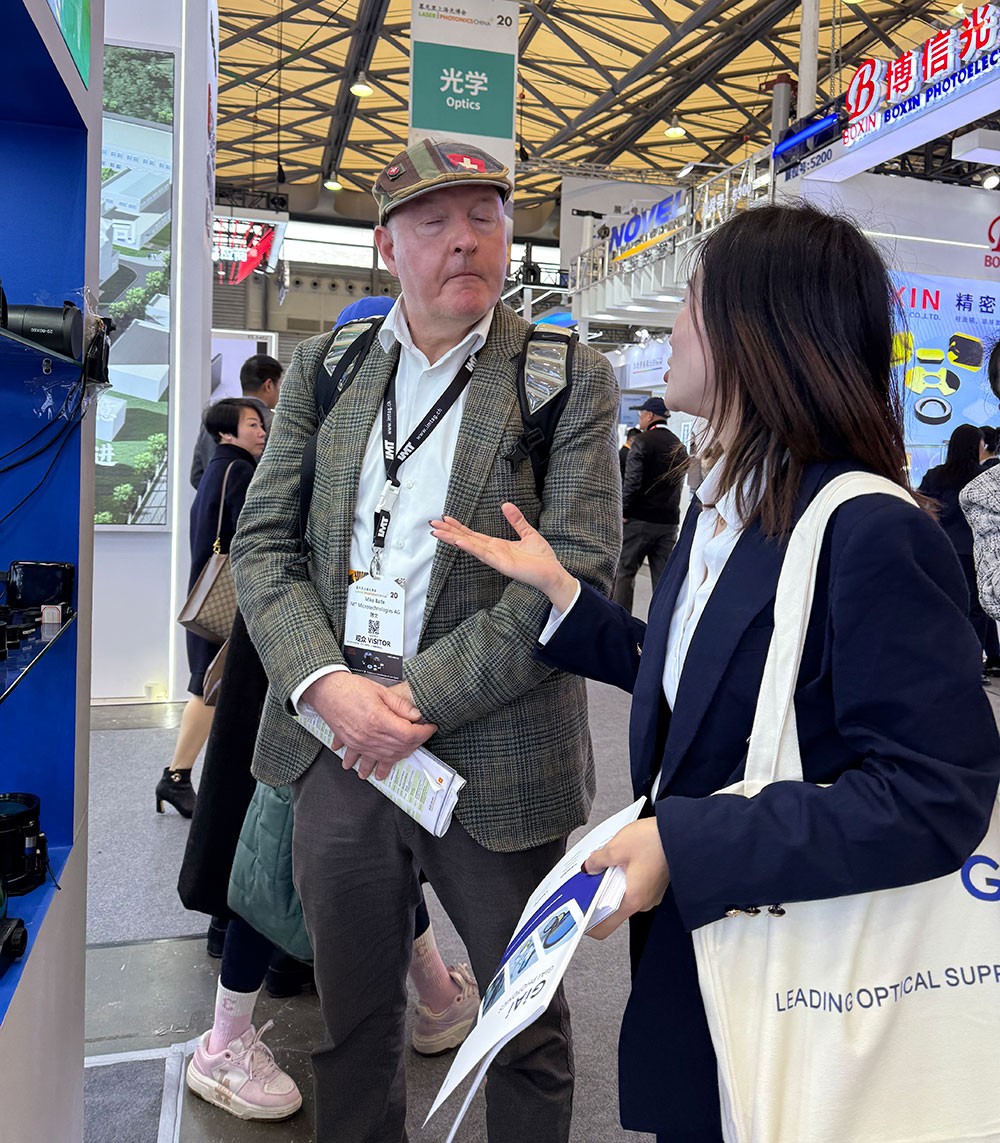 球迷体育
现场工作人员为参观者讲解