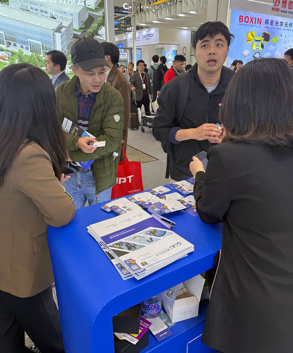 球迷体育
现场工作人员为参观者讲解2