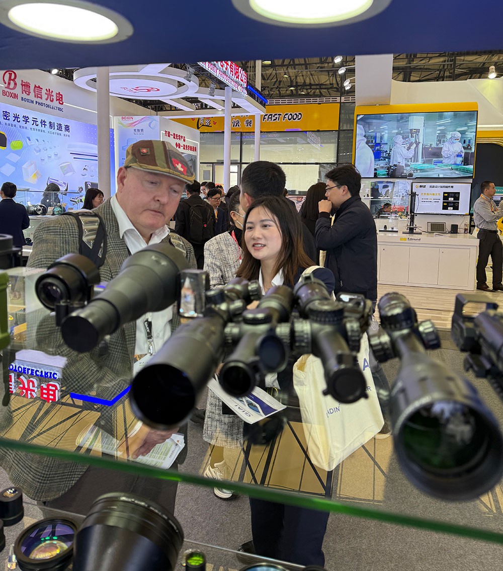 球迷体育
现场工作人员为参观者讲解3