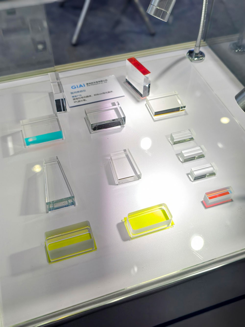 球迷体育
光电CMEF2025春季展医用美容仪展品