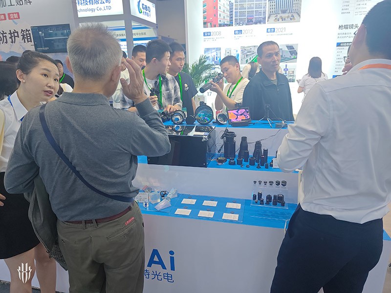 球迷体育
工作人员为现场人员讲解