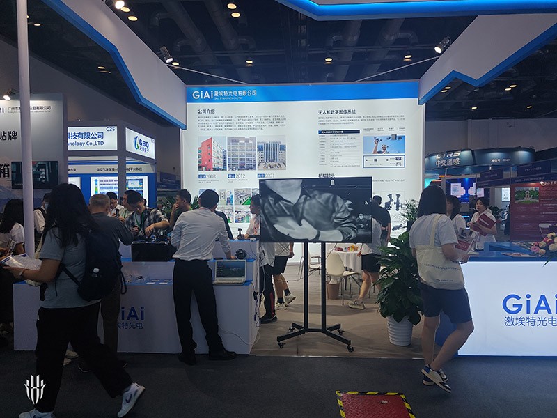 球迷体育
展区客户正在参观展品