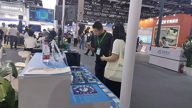 球迷体育
工作人员为现场人员讲解2