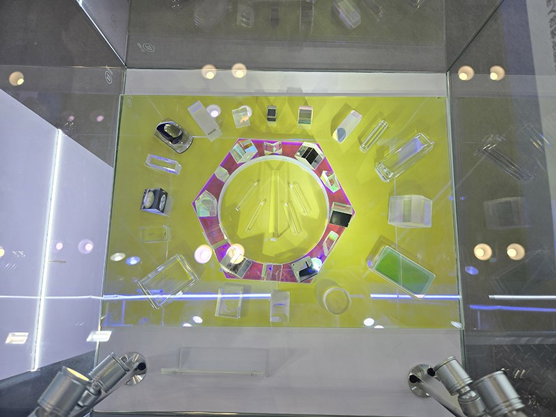 球迷体育
棱镜展品俯视图