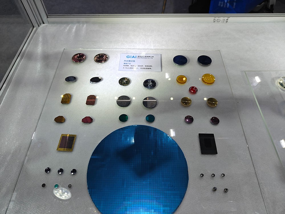 球迷体育
反射镜及红外透镜展品