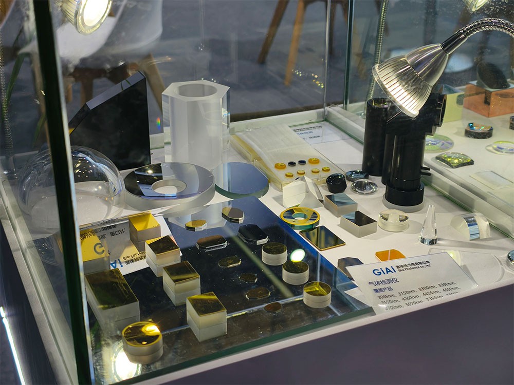 球迷体育
气体检测光学镜片展示